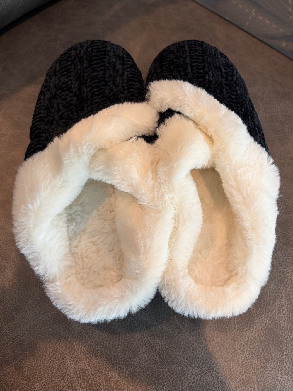 Cozy Black Faux-Fur Lined Women’s Slippers NEW